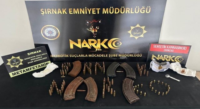 Şırnakta araçta yüzlerce silah parçası ve mermi ele geçirildi