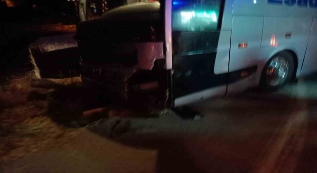 Sivasta yolcu otobüsü ile otomobil çarpıştı: 3 yaralı