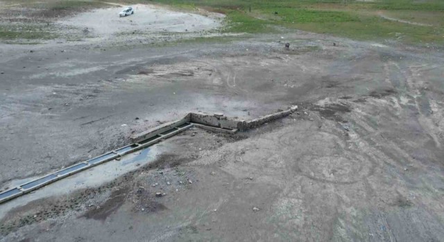 Suların çekildiği Sazlıdere Barajında tarihi köprü ve yalak ortaya çıktı