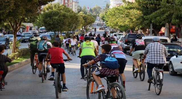 Süslü bisikletlerle karbon salınımına dikkat çektiler