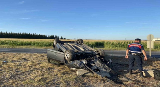 Takla atan otomobilden emniyet kemeri sayesinde yara almadan çıktı