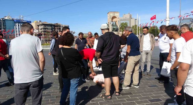 Taksimde bayılan turistin yardımına çevredekiler yetişti
