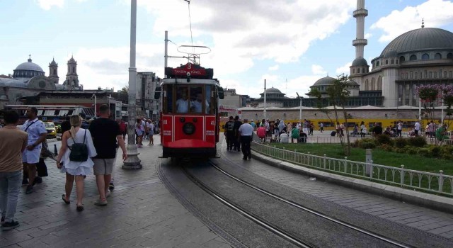 Taksimin simgesi nostaljik tramvaylarda şarkılarla zaman yolculuğu