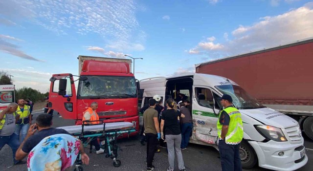 Tekirdağda yolcu minibüsü ile kamyon çarpıştı: 6 yaralı