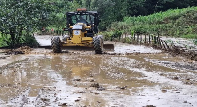 Tekkeköyde ekipler sel afeti için sahada