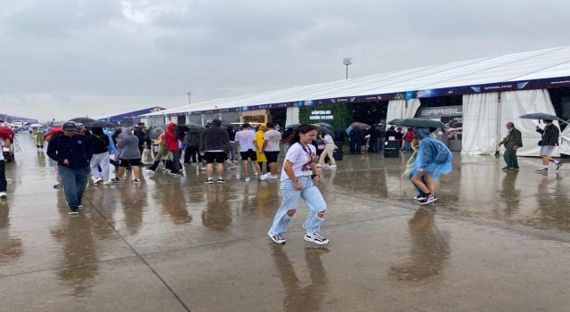 TEKNOFESTte sağanak yağmura rağmen yoğun ilgi