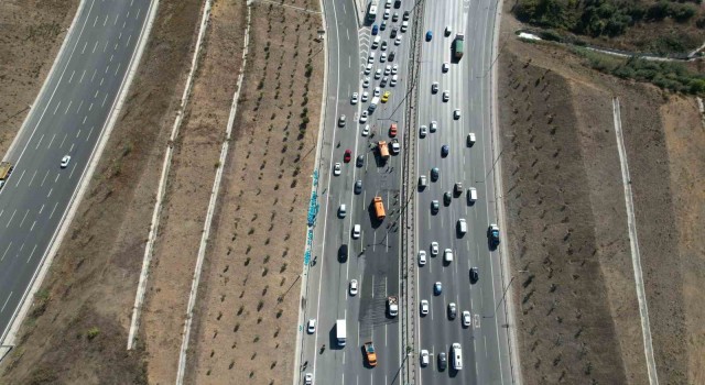 TEM Otoyolunda kaza yapan kamyondan düşen cam damacanalar trafiği kilitledi