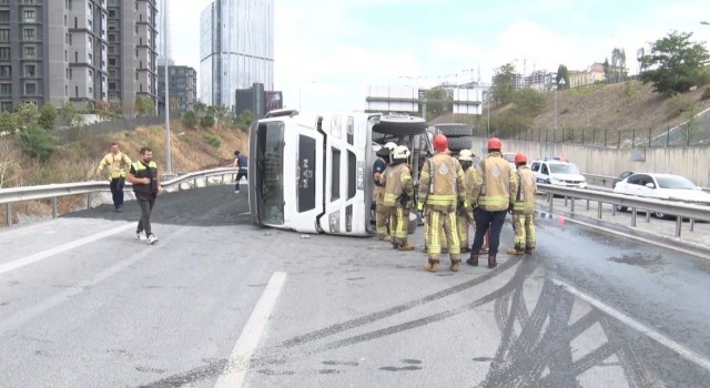 TEM Otoyolunda sapağı kaçıran hafriyat kamyonu devrildi: 1 yaralı