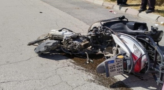 Ticari taksinin çarptığı motosiklet sürücüsü ağır yaralandı
