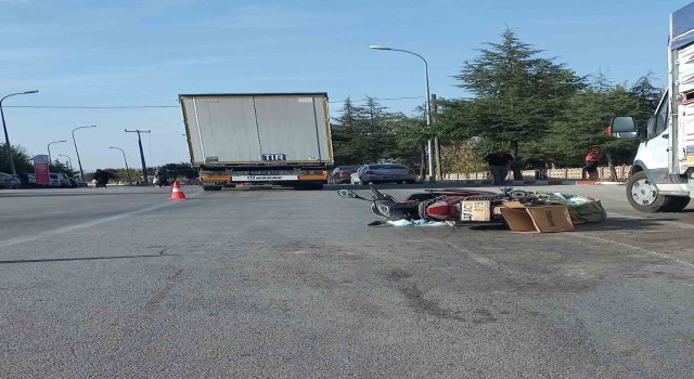 Tırın çarptığı motosiklette biri iki yaşında bebek, 3 kişi yaralandı