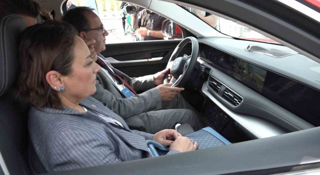 Togg Fabrikasında bir ilk...CHPli vekillerden Togga övgü