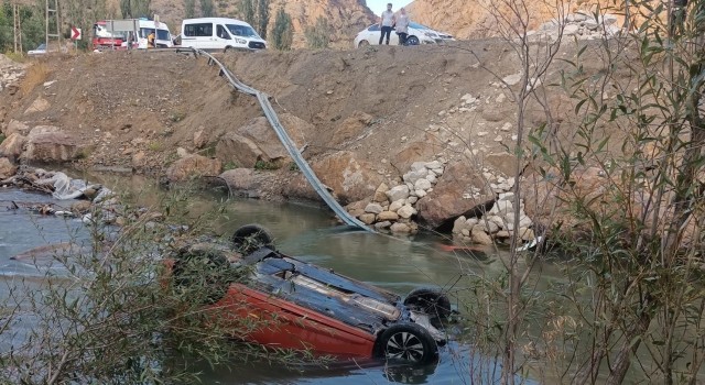 Tortum Çayına araç uçtu, 4 kişi yaralandı