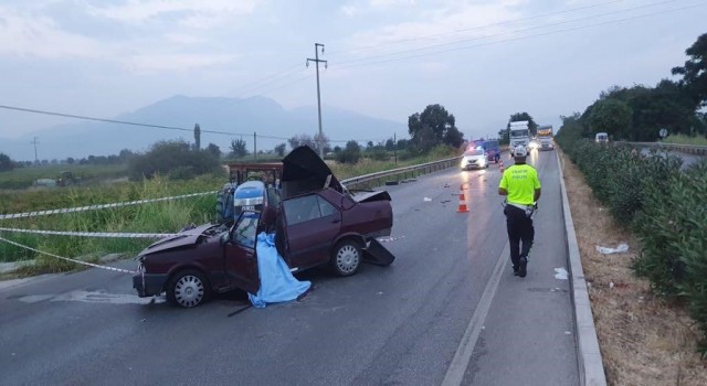 Traktör römorkuna çarpan araç hurdaya döndü: 1 ölü