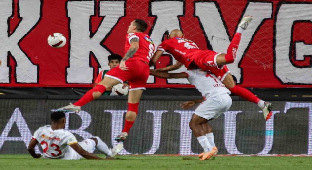 Trendyol Süper Lig: Antalyaspor: 1 - Kayserispor: 1 (İlk yarı)