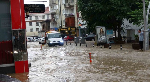 Uşakta şiddetli yağış, dolu ve fırtına nedeniyle ev ve iş yerlerini su bastı