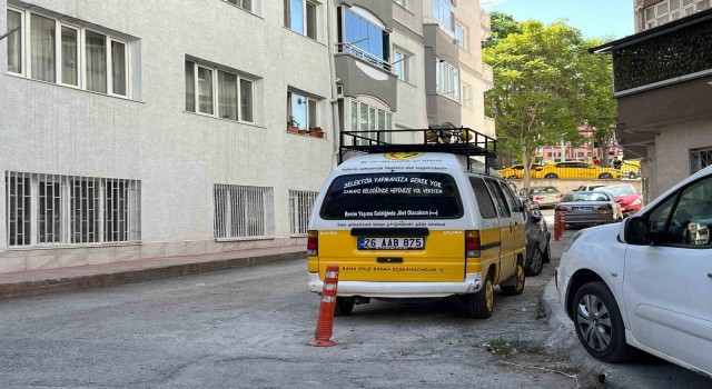 Üzerinde komik yazılar barındıran minik araç ilgi odağı oldu