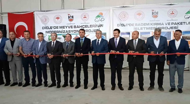 Vali Su, Diclede çiftçilere tarım makineleri dağıtımı ve badem fabrikasının açılışına katıldı