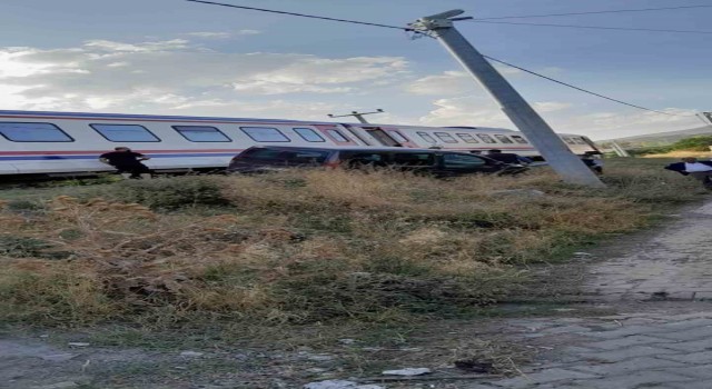 Vanda tren hemzemin geçitte otomobile çarptı: 1 yaralı
