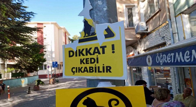 Vandallar hayvansever esnafın plastik uyarı levhasına göz dikti