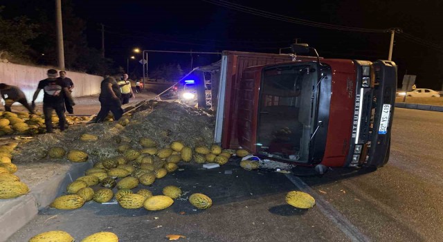 Virajı alamayan kavun yüklü kamyon devrildi, trafikte uzun araç kuyruğu oluştu