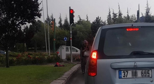 Yağmurlu havada yatan çocuğu gösterip para dilendiği iddiası