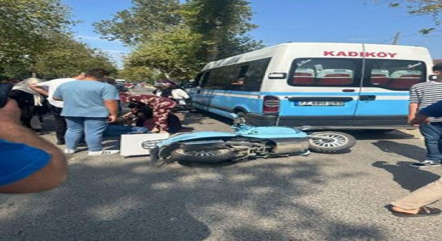 Yalovada minibüse çarpan motosikletli yaralandı