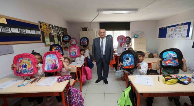 Yenimahalle Belediyesinden çocuklara çanta hediyesi