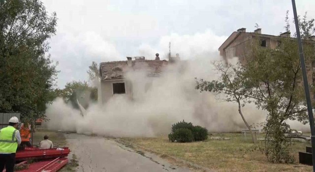 Yıkılan 5 katlı binanın içinden Deprem Yatak sağlam çıktı