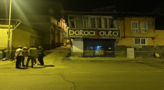 Yıkılma tehlikesi geçiren ev mahalleliyi ayağa kaldırdı