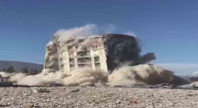 Yıkım esnasında iş makinesinin üzerine devrilen hastanenin 9 katlı ana bloğu dinamitle patlatıldı