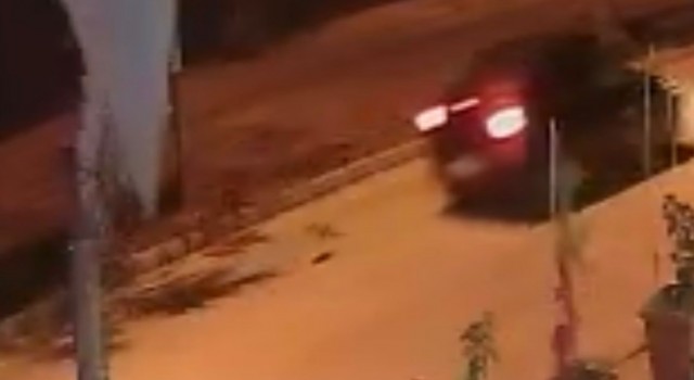 Yola fırlayan kedi arabanın altında kaldı, o anlar kameraya yansıdı