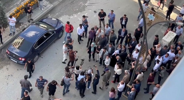 Yüksekovada PKK operasyonlarını protesto etmek isteyen gruba polisten müdahale