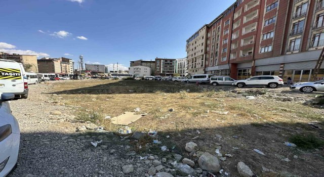 Yüksekovanın İpekyolu Caddesi çöplerden geçilmiyor