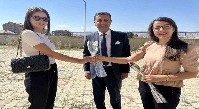 Yüksekovaya atanan öğretmenler güllerle karşılandı