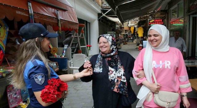 Zabıta Haftasında vatandaşa ve esnafa karanfil