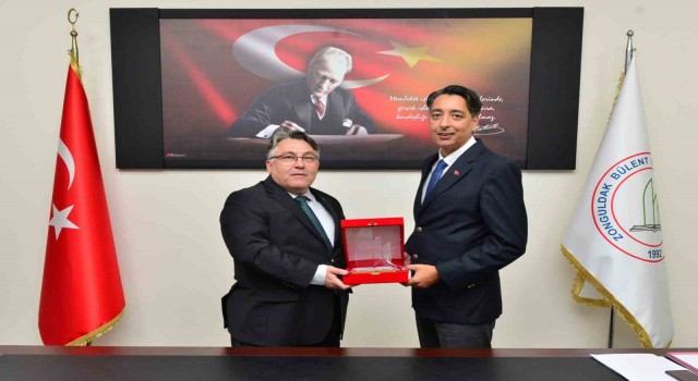 ZBEÜ Senato Toplantısında Doç. Dr. Kömürcüye plaket takdim edildi