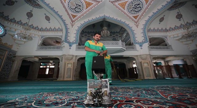 Zeytinburnundaki tüm camiler Mevlit Kandilinde gül suyu ile yıkandı