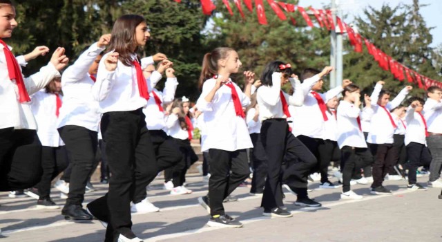 1923 öğrenciden göz dolduran harmandalı zeybeği gösterisi