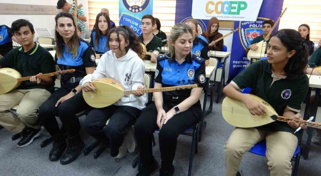 Adanada polisler lise öğrencilerine saz hediye etti