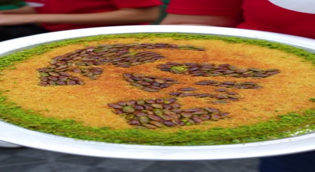 Adanalı tatlıcıdan 100. yıl kutlaması