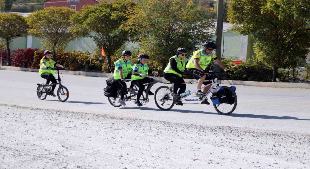 Aile boyu bisiklet ile ayda 400 kilometre pedal çeviriyorlar