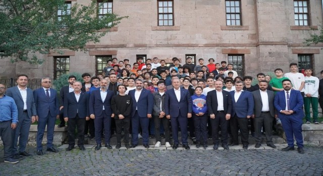 Akar; Talas Gençlik Merkezinde Öğrencilerle Buluştu