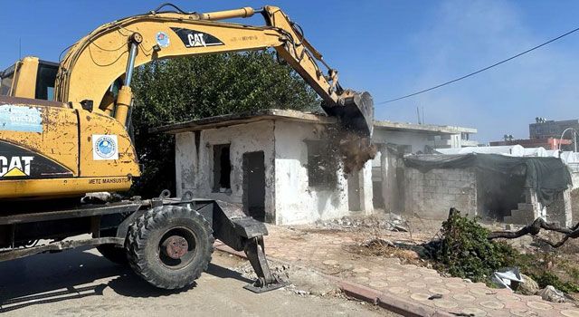 Akdeniz Belediyesi, terk edilmiş binaların yıkımına devam ediyor