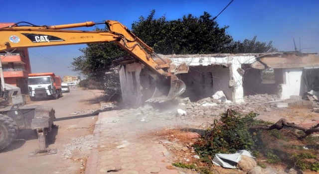 Akdenizde metruk binaların yıkımı sürüyor