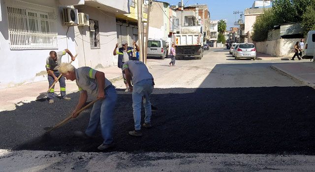 Akdeniz'de yol, kaldırım ve park yenileme çalışmaları sürüyor