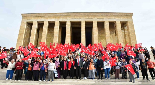 Alaşehir Belediyesi, bin 500 kadına Anıtkabiri gezdirdi