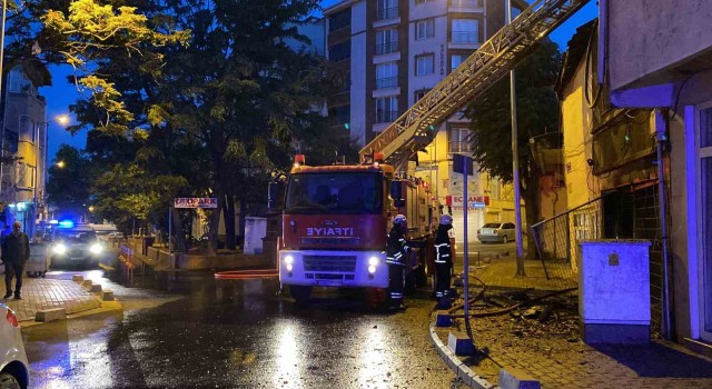 Alevler geceyi aydınlattı, tarihi bina alev alev yandı