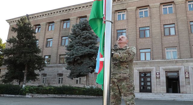 Aliyev, Karabağ'da ilk kez Azerbaycan bayrağını göndere çekti