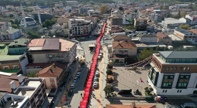 Altınovada 400 metrelik Türk bayrağı ile yürüyüş