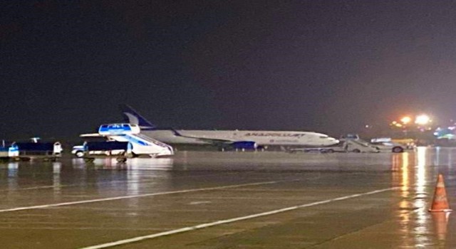 Ankaradan Rizeye gelen uçak, yıldırım isabet edince Trabzona mecburi iniş yaptı